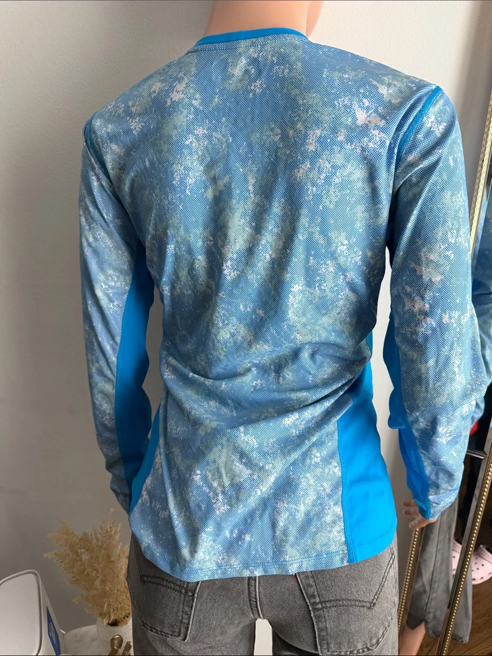 Columbia Women’s Light Blue Patterned Long-Sleeve Performance Top - Picture 4 of 4